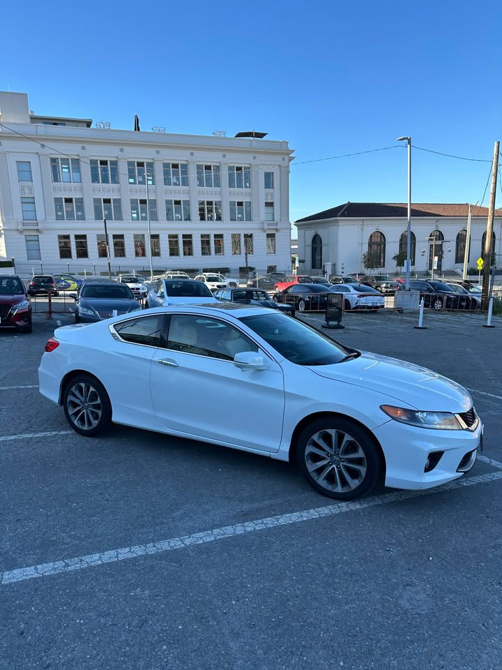 Pristine White Honda for the Discerning Driver