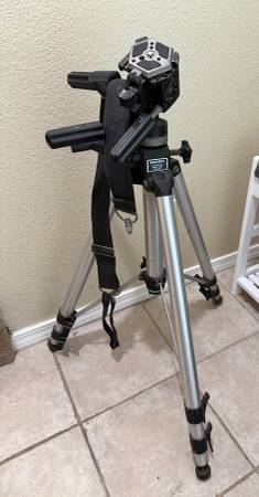 Professional-Grade Tripod for Sturdy Camera Support