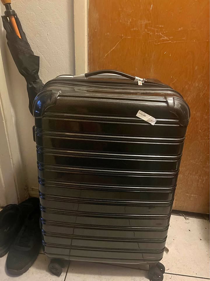 Durable Hard-Shell Suitcase with Wheels and Handle