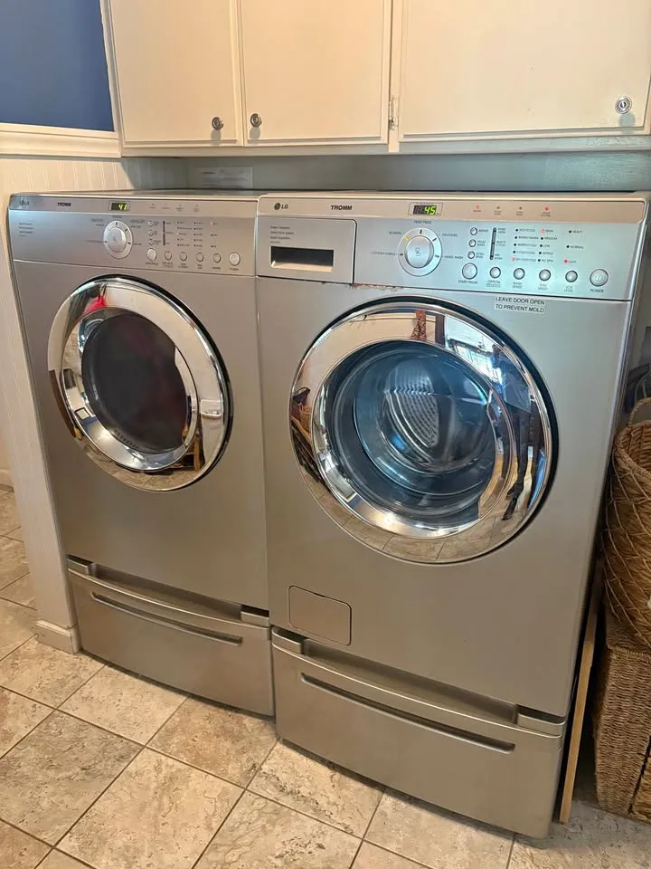 LG WM1815CS / DLE2515S Washer and Dryer Set