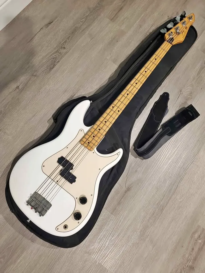 White 4-String Electric Bass Guitar — Maple Neck, Split-Coil Pickup, Gig Bag & Strap