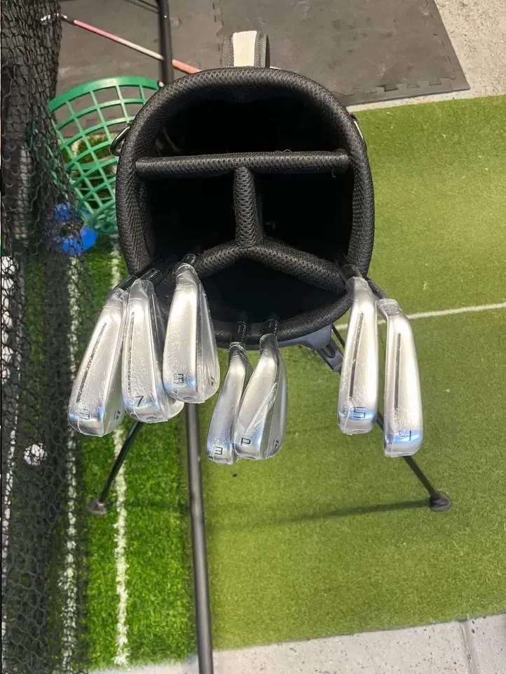 Unknown Brand - Unmarked Model - 8-Piece Golf Iron Set